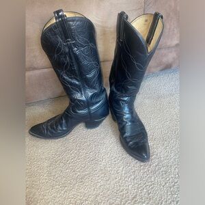 Black Men’s Tony Lama Cowboy Boots
- Men’s size 10 1/2 D
- Don’t wear anymore